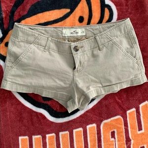 PREPPY KHAKI SHORTS